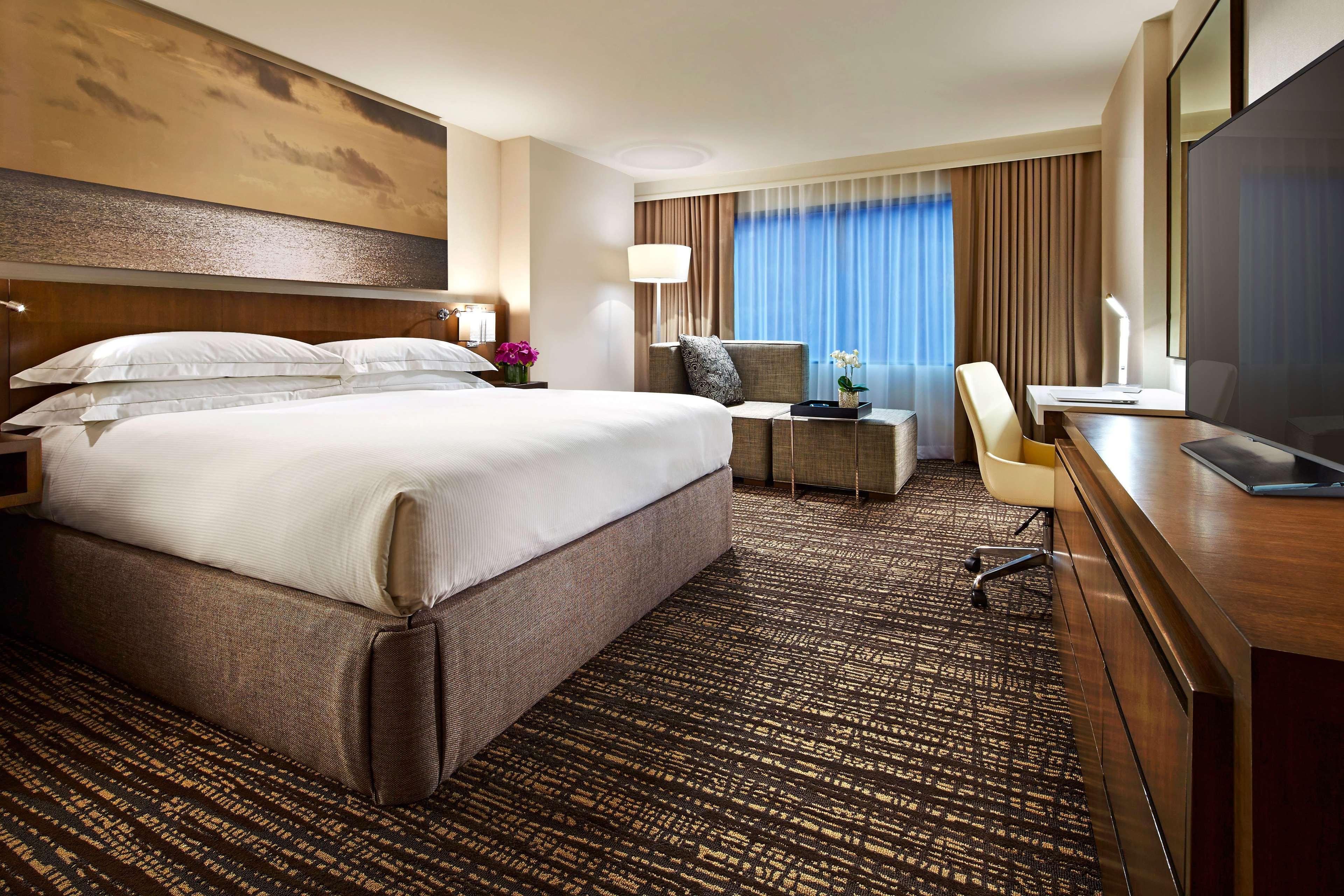 Hilton San Diego Mission Valley Екстериор снимка