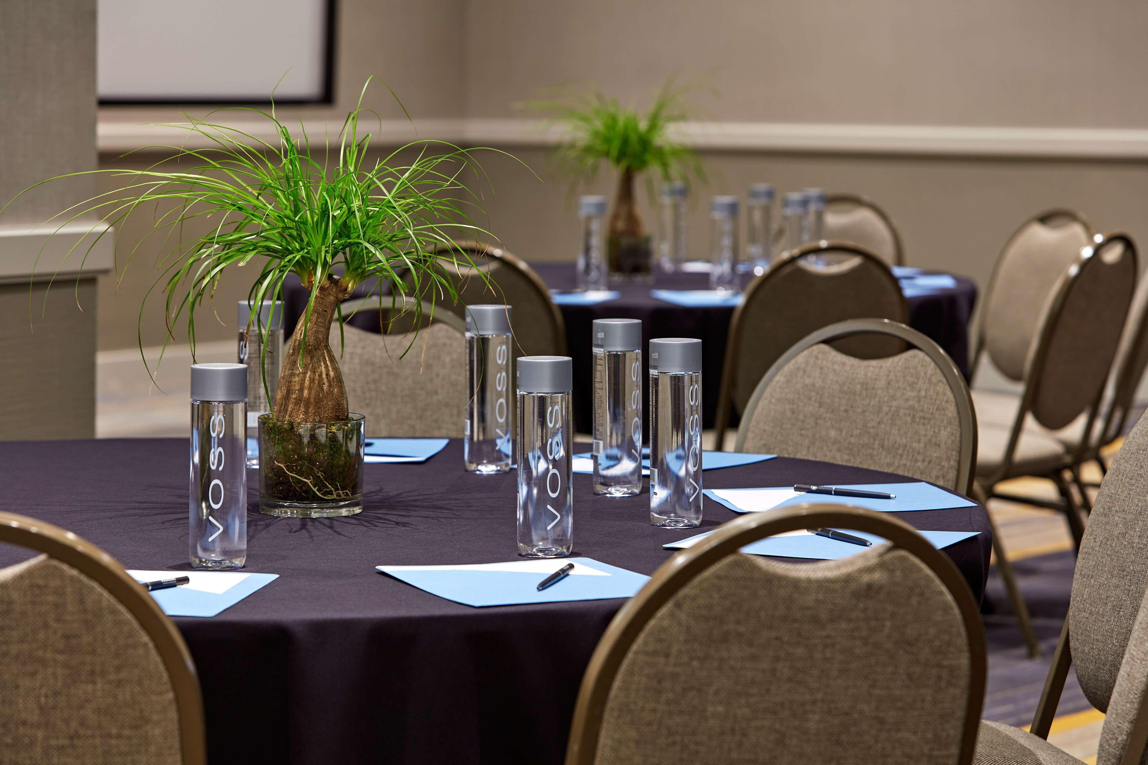 Hilton San Diego Mission Valley Екстериор снимка