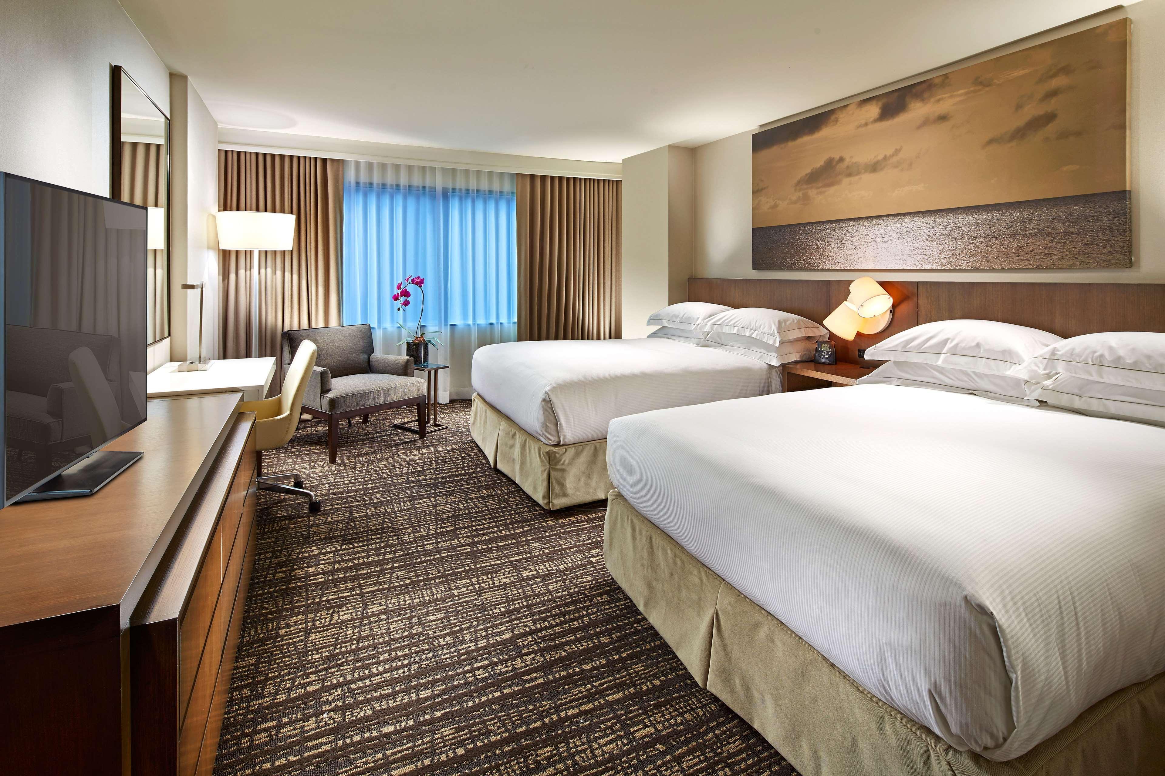 Hilton San Diego Mission Valley Екстериор снимка