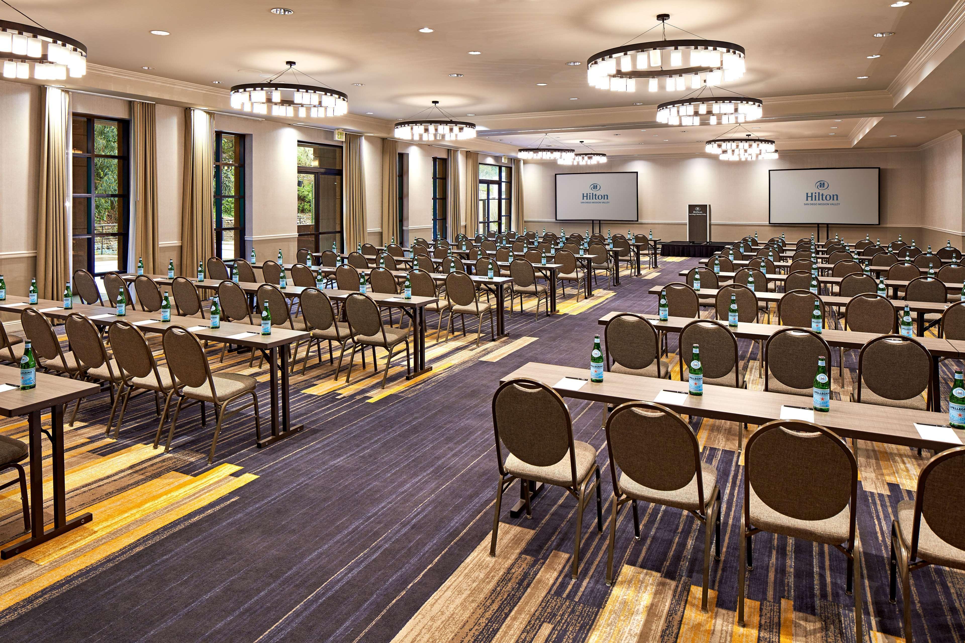 Hilton San Diego Mission Valley Екстериор снимка