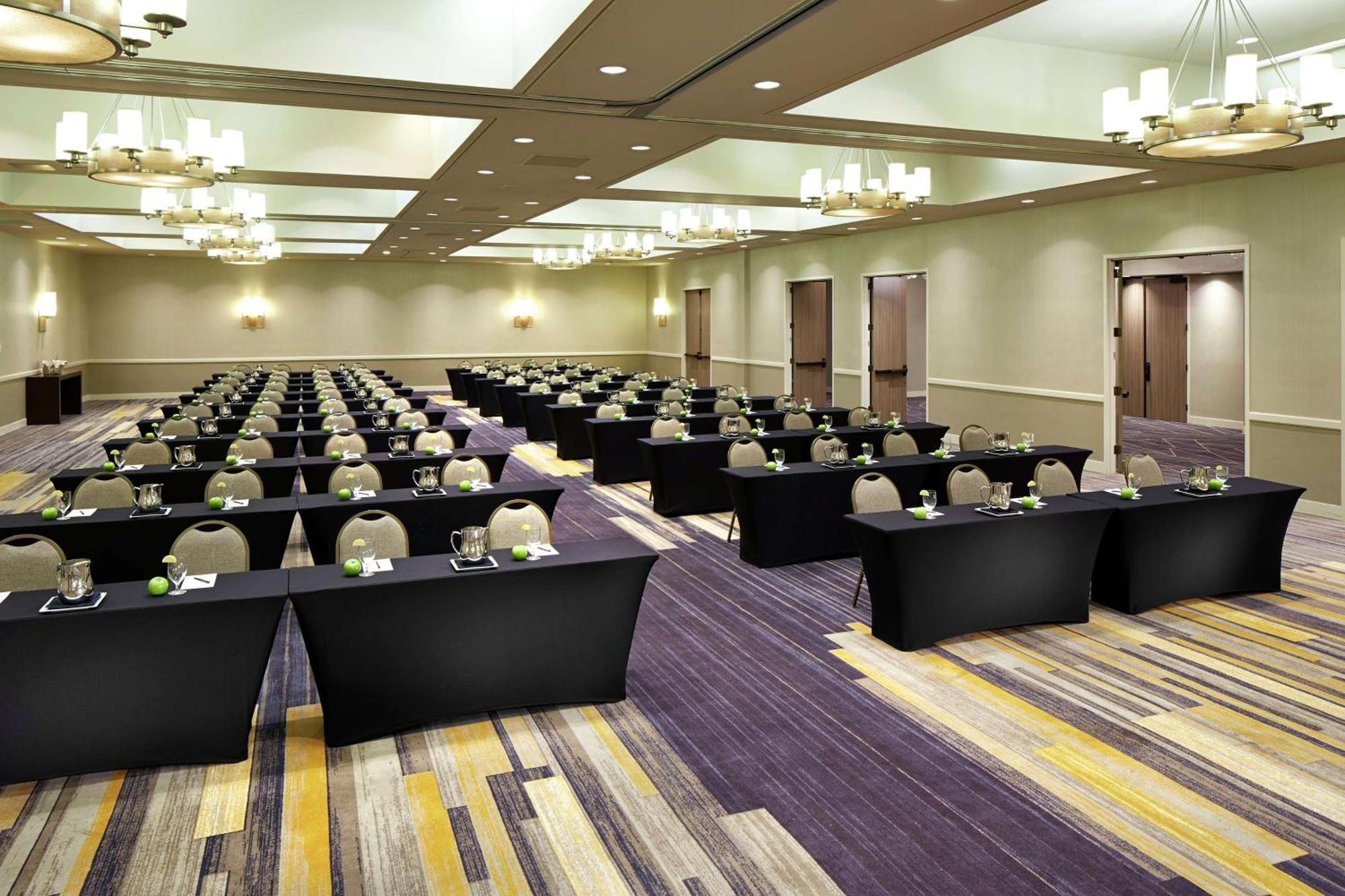 Hilton San Diego Mission Valley Екстериор снимка