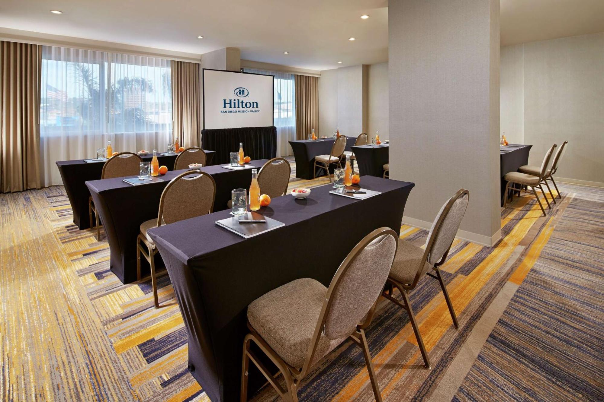 Hilton San Diego Mission Valley Екстериор снимка